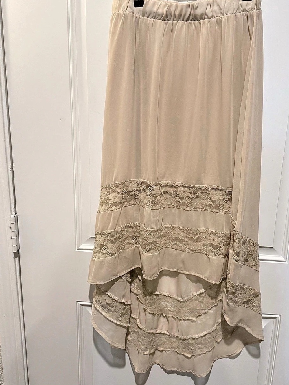 Charlotte Russe Lace Maxi Skirt in Cream Size Large Like New